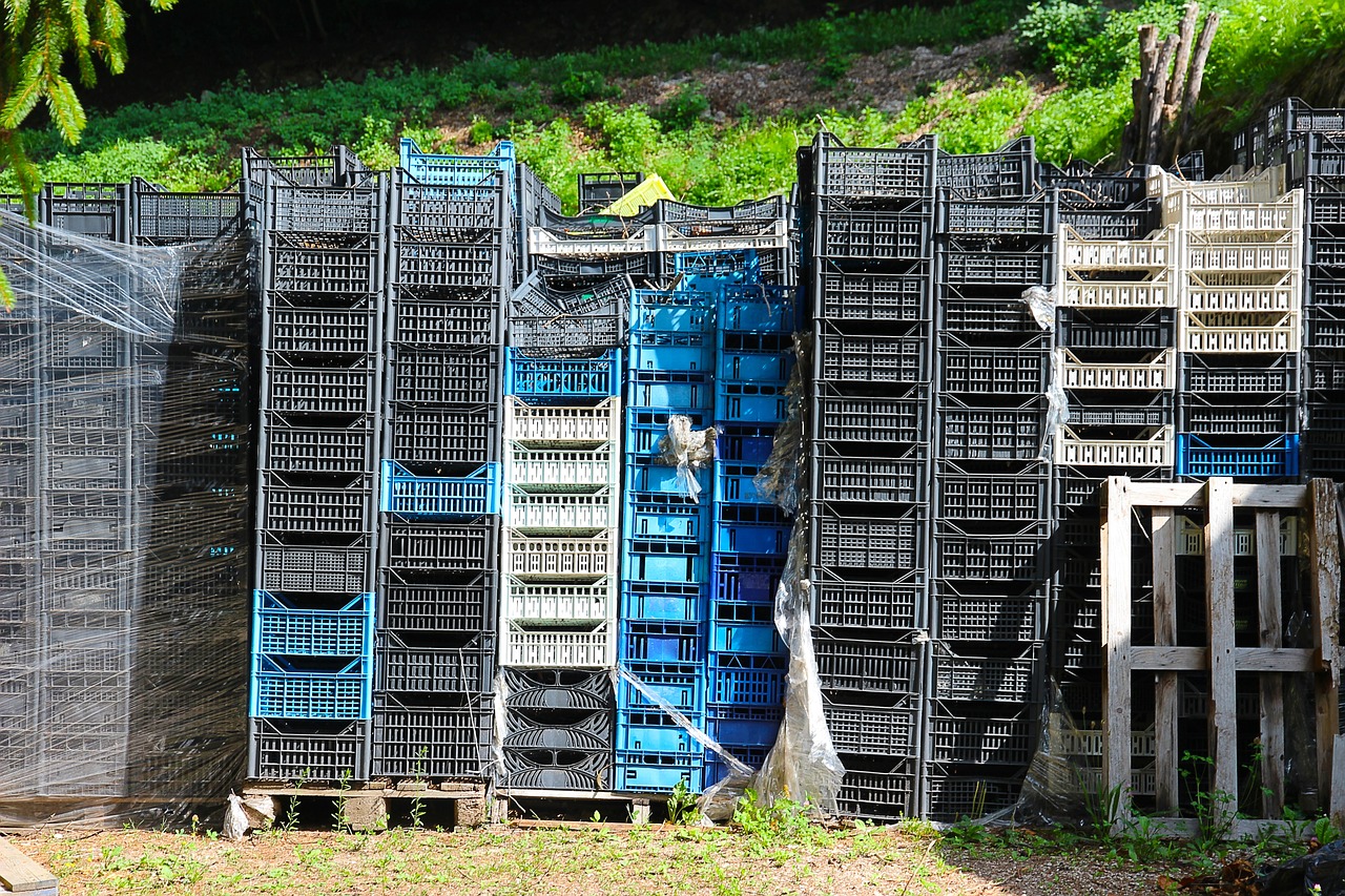 Plastové bedny jsou prostorné. 