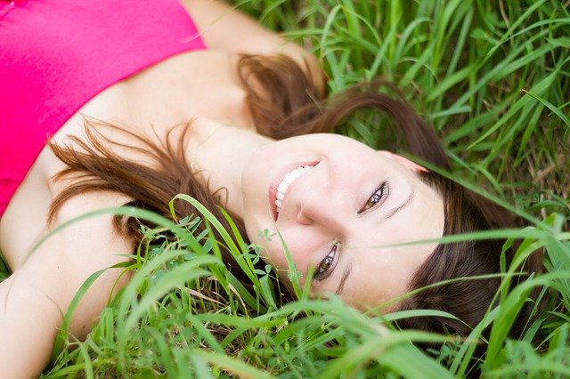 brunetka v trávě